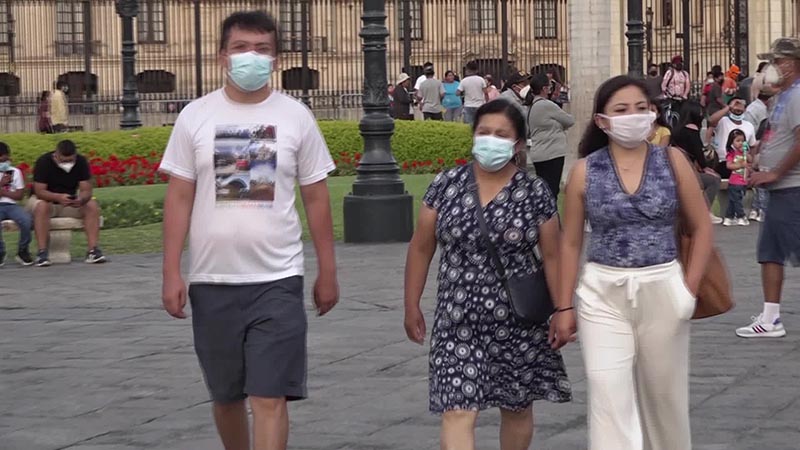 Casos semanales de COVID-19 en Perú triplican pico de segunda ola de pandemia