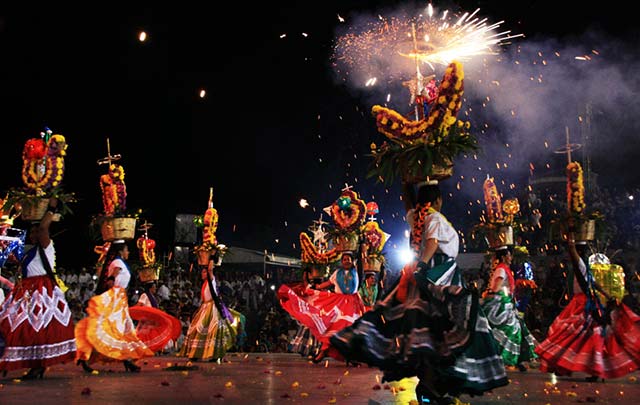 Despiden al año viejo con tradicional baile