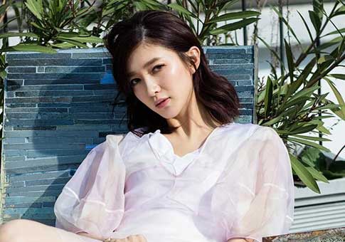 Jiang Shuying posa para la revista