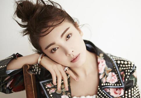 Zhang Yuqi posa para la revista