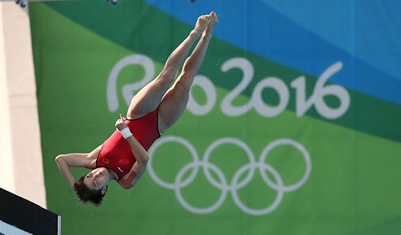 R&iacute;o 2016: Clavadista china Ren Qian se convierte en medallista de oro m&aacute;s joven de JJOO de R&iacute;o